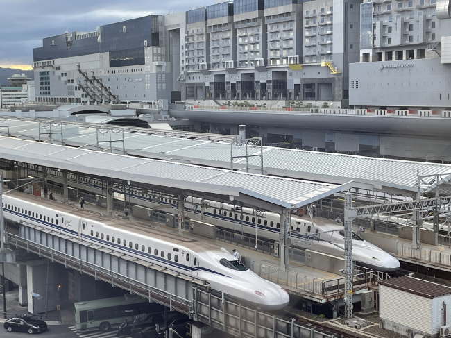 変なホテル京都八条口駅前から見る東海道新幹線と京都駅