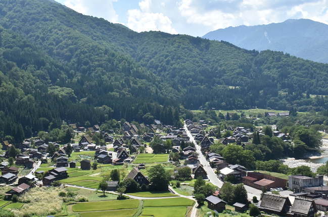 荻町展望台からの合掌集落の眺め