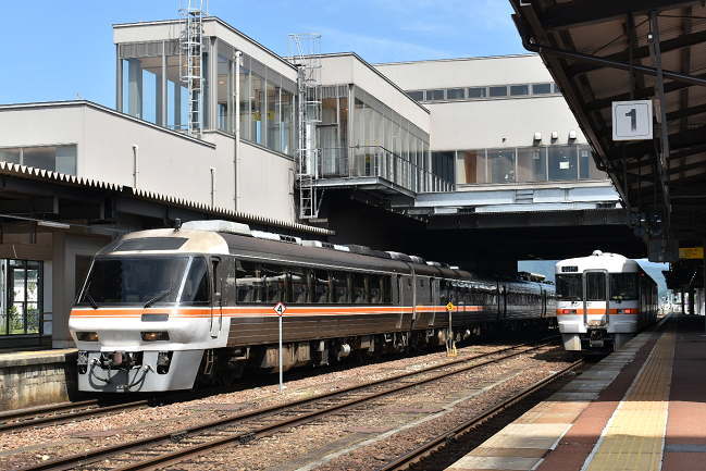 特急ひだと高山駅