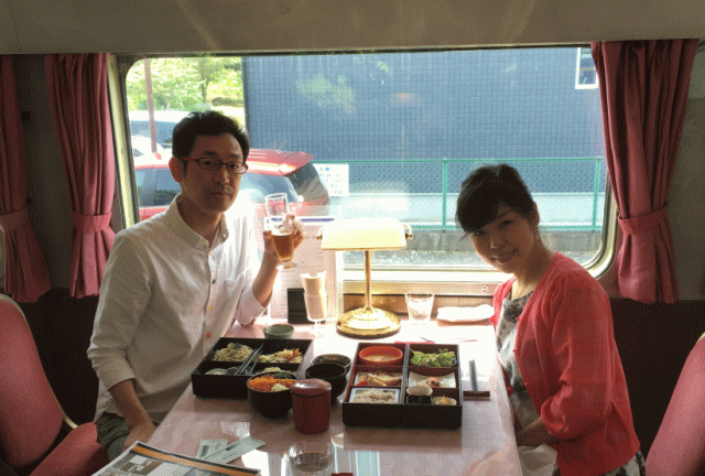 東川口のレストラン「グランシャリオ」の店内にて記念撮影