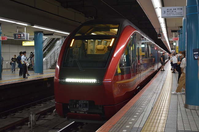 大阪難波に到着したひのとり