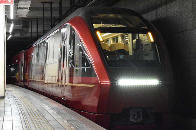 ひのとりが回送列車で近鉄名古屋駅に入線