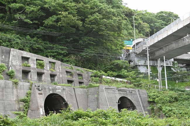 親不知駅周辺の鉄道の様子