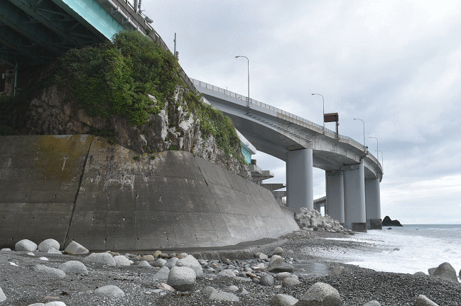 親不知駅周辺の鉄道の様子