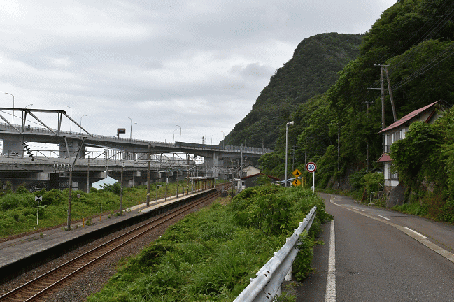 親不知駅周辺の鉄道の様子