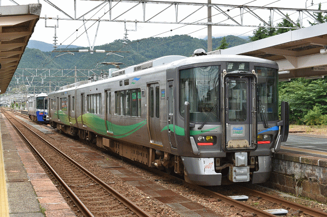 泊駅のあいの風とやま鉄道とえちごトキめき鉄道