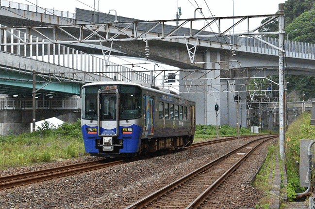 親不知駅を発車した直江津行