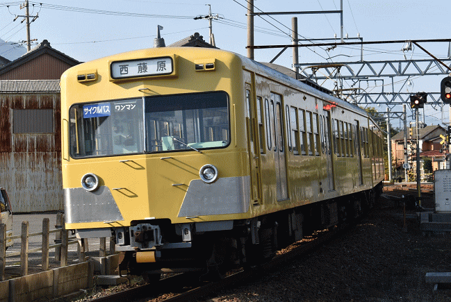 伊勢治田駅を発車した西藤原行
