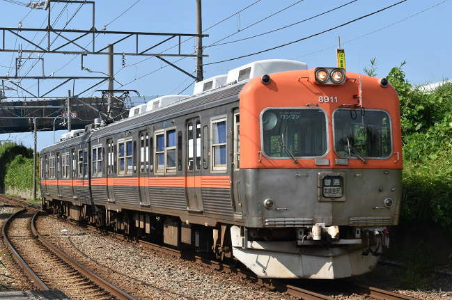 三ツ屋駅に到着する北鉄金沢行