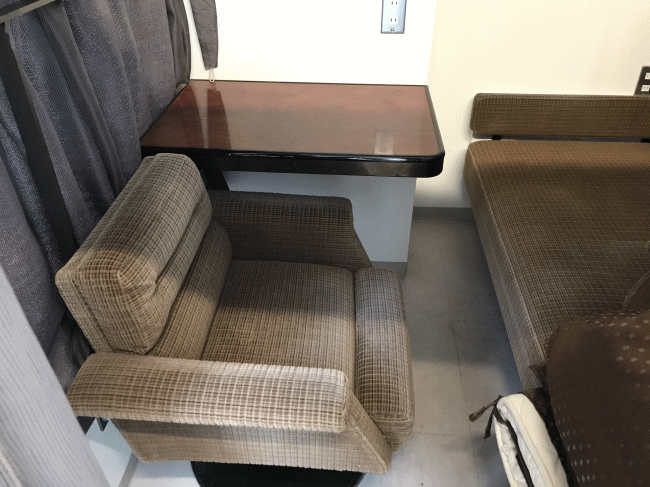 北斗星ホテル（トレインホステル北斗星）のロイヤルのソファーとテーブル