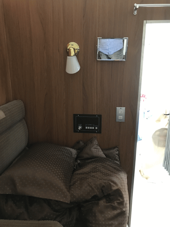 北斗星ホテル（トレインホステル北斗星）のロイヤル内部から入り口を見たところ