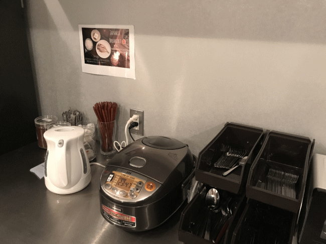ラウンジには炊飯器も