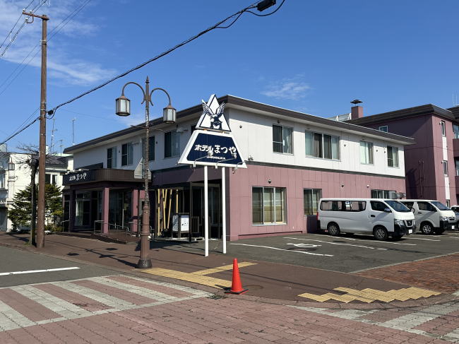 ホテルまつやの外観と駐車場