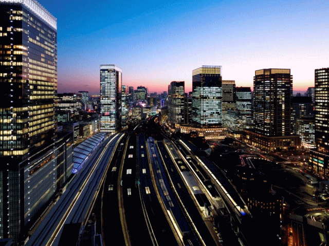 ホテルメトロポリタン丸の内からの夜間の鉄道の眺め