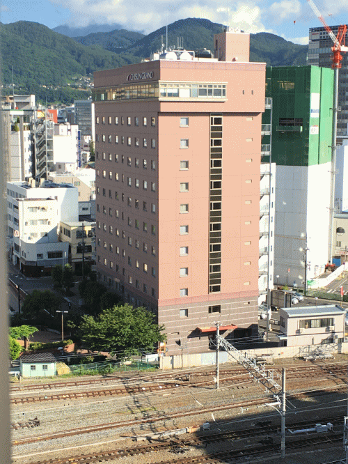 チサングランド長野の外観をホテルメルパルク長野から撮影