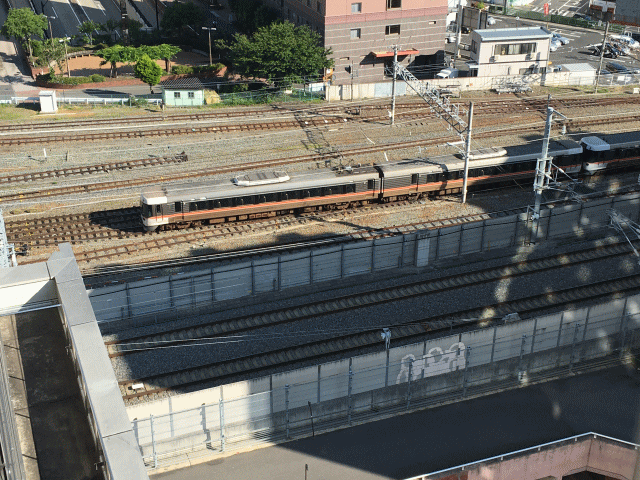 ホテルメルパルク長野のツインルームから特急しなのを撮影