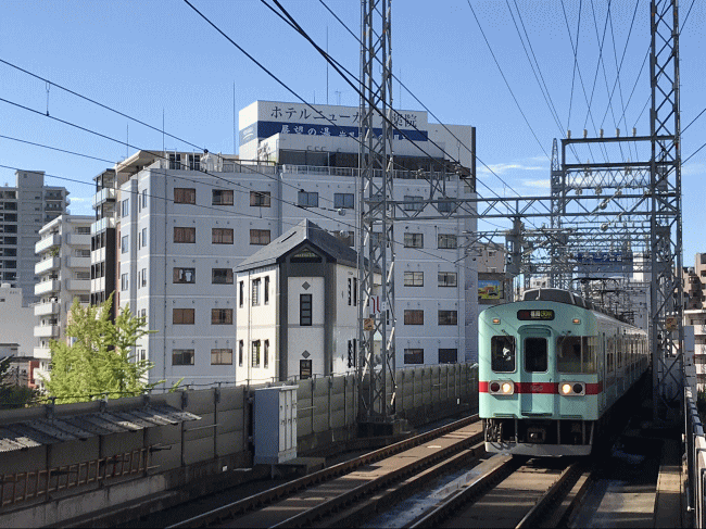 西鉄薬院駅から見たホテルニューガイア薬院