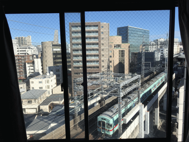 ホテルニューガイア薬院の窓から見た西鉄電車