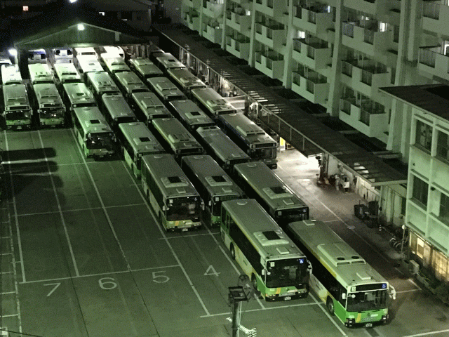 ビジネスホテルサンパレスの眼下に広がる都バスの大駐車場