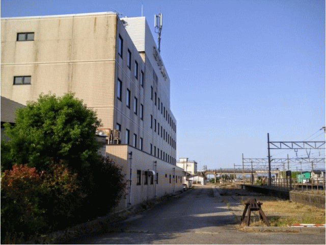 スカイホテル滑川の外観と線路の位置関係