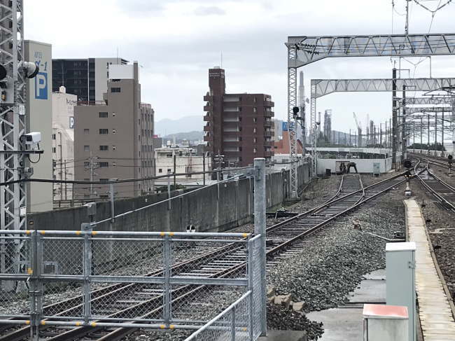 徳山駅の新幹線ホームから見たホテル徳山ヒルズ平和通り店