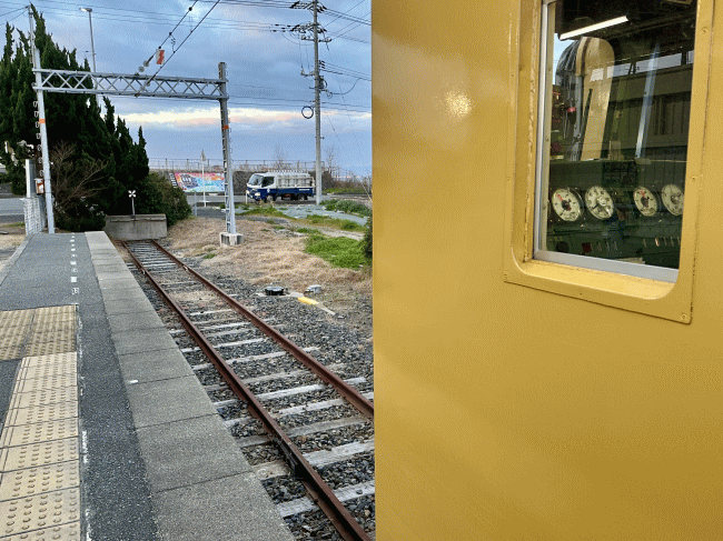 終点の長門市駅の車止め