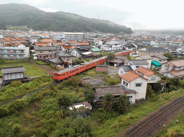 ホテルアルファーワン三次から芸備線の広島行き5両編成を撮影