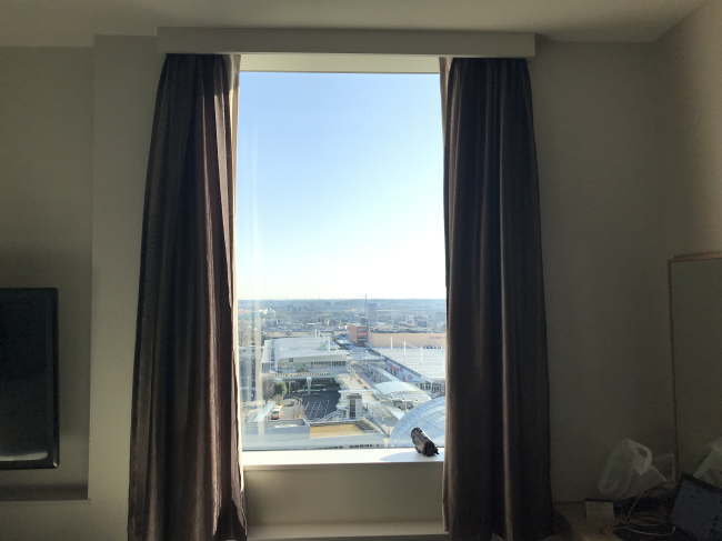 ホテルメトロポリタンさいたま新都心の窓辺