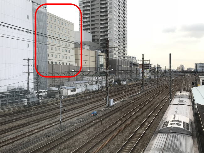 JR鶴見駅から見た、ホテルメッツ横浜鶴見