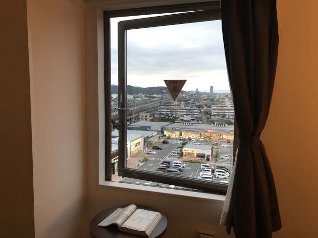 ホテルニューガイア西熊本駅前の窓辺の様子