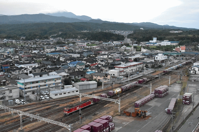 柏崎駅を行き来する貨物列車