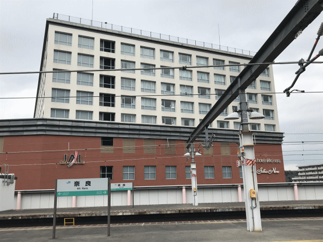 JR奈良駅のホームから見たホテル日航奈良