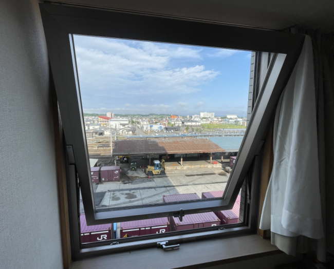 ホテルプラザアネックス横手のシングルの部屋の窓