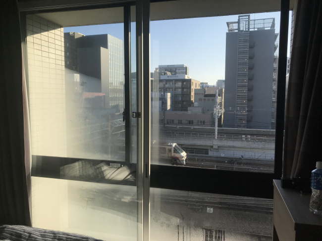静鉄ホテルプレジオ博多駅前の窓辺の様子