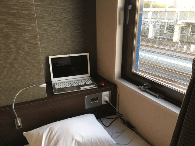 ホテルテトラ赤羽のシングルルームでのパソコンの作業