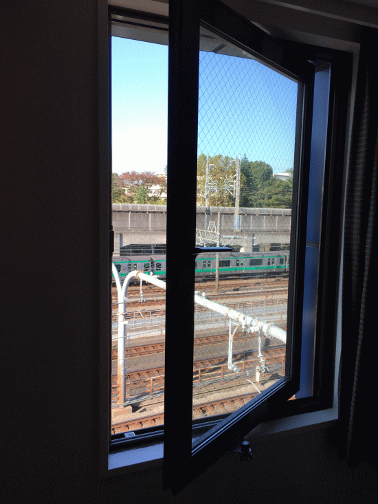 ホテルテトラ赤羽のシングルルームの窓
