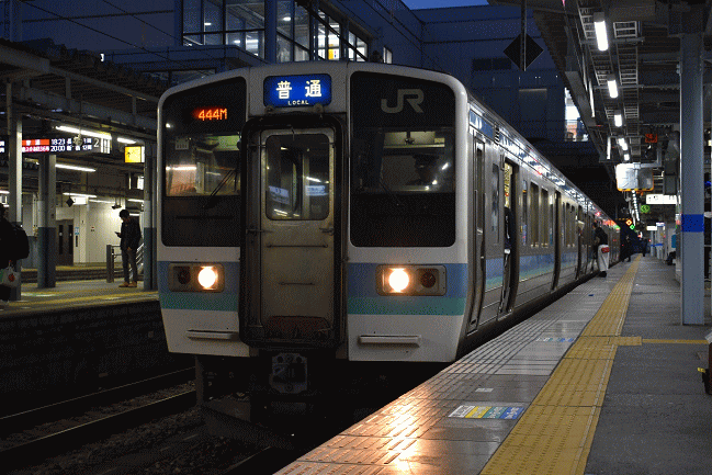 長野から乗車した甲府行は211系3連ロングシート車