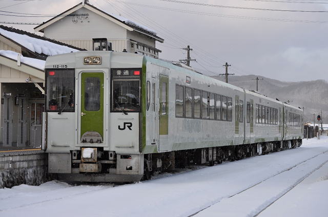 花輪線、荒屋新町駅停車中のキハ110
