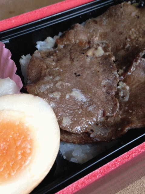 明太牛たん丼の牛たんと煮卵