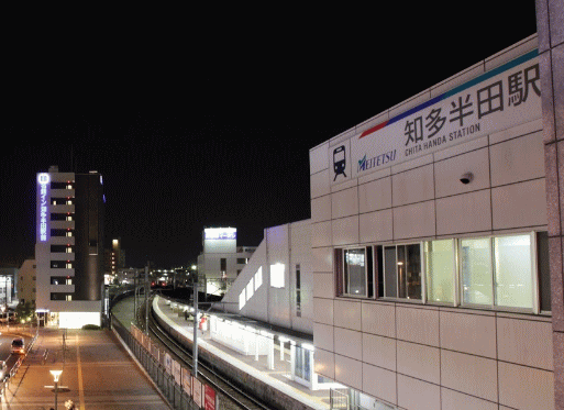 知多半田駅から名鉄イン知多半田駅前を見る