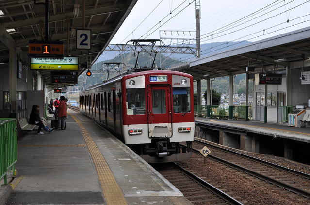 榊原温泉口駅に停車中の近鉄電車