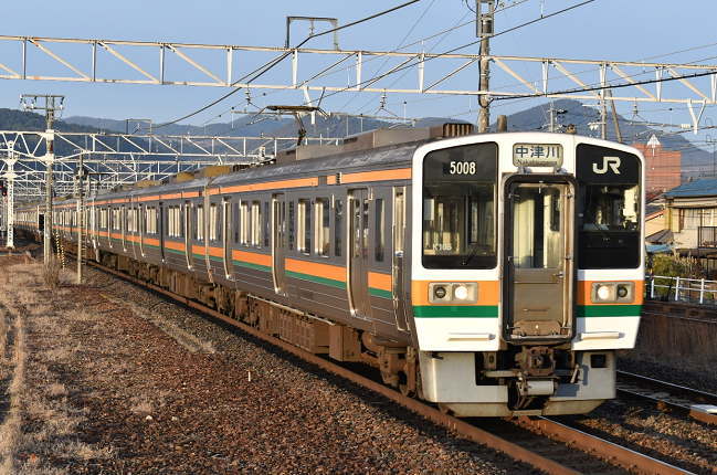 多治見駅に到着する211系10連の中津川行