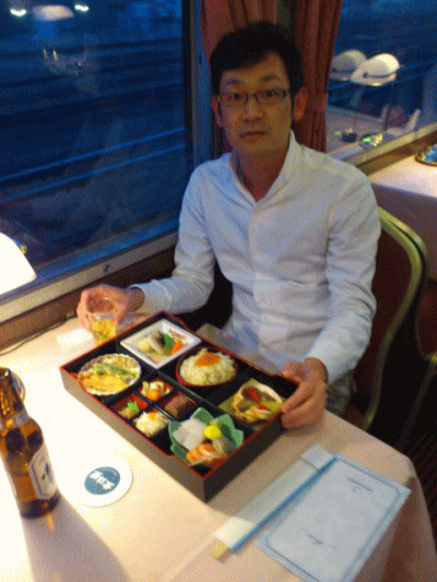 北斗星グランシャリオで「北斗星懐石御膳」を食べてる僕