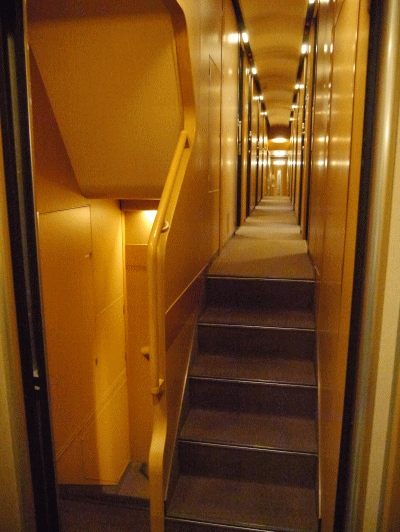 サンライズ出雲「シングル」のデッキ部分から車内通路を見る