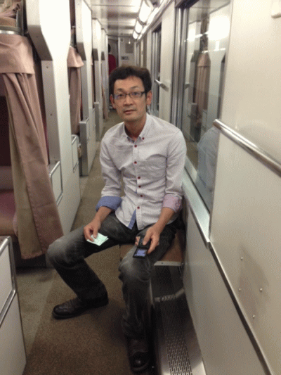 急行はまなすB寝台車の通路に腰掛ける