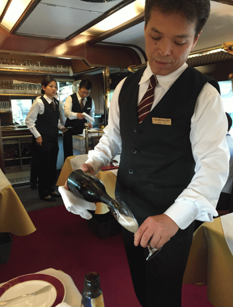 食堂車「ダイナープレヤデス」でドンペリを注いでもらう！