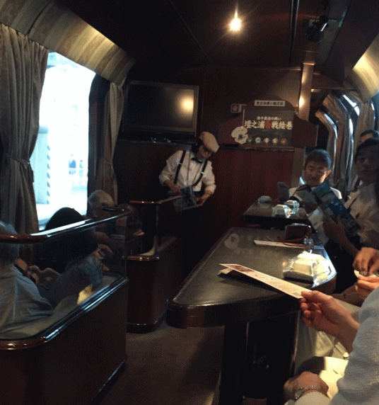 トワイライトのサロンカーでの紙芝居