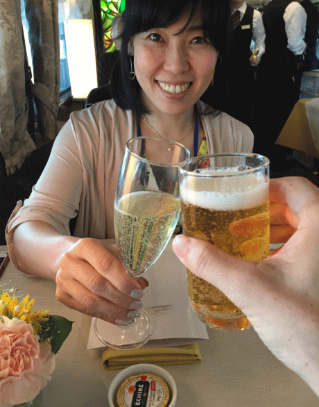 食堂車「ダイナープレヤデス」のディナー開始前に乾杯