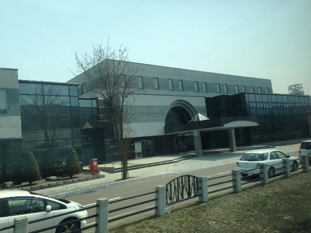 石北本線の特急オホーツクから見た、生田原温泉ホテルノースキング