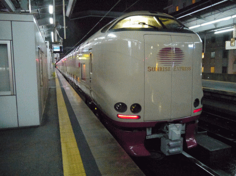 出雲市駅で発車を待つサンライズ出雲